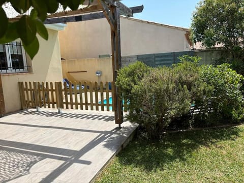 Maison clim 50 m plage plain pied piscine & jardin House in Gruissan