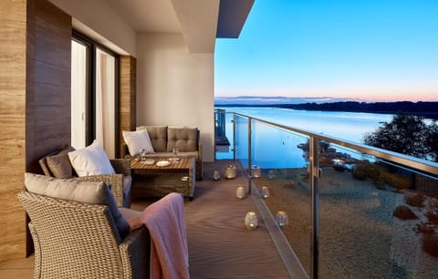 Natural landscape, View (from property/room), Balcony/Terrace, Seating area, Lake view