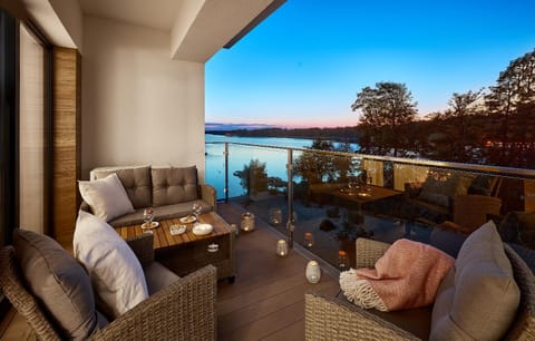 Patio, Natural landscape, View (from property/room), Balcony/Terrace, Seating area, Lake view