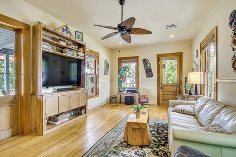 Eclectic Mandeville Home Walk to Lakefront Park Casa in Mandeville