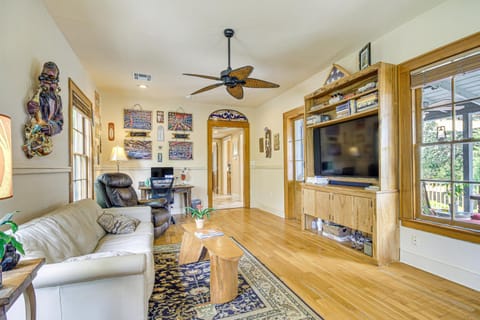 Eclectic Mandeville Home Walk to Lakefront Park Casa in Mandeville