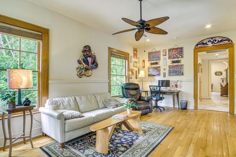 Eclectic Mandeville Home Walk to Lakefront Park Casa in Mandeville