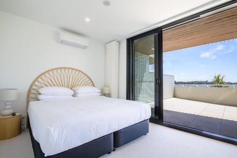 Stunning 3-Bed Unit with Bayside Views Apartment in Batemans Bay