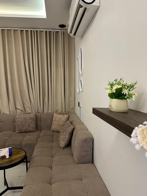 شقة بتصميم هادي ب الحمراء Apartment in Riyadh