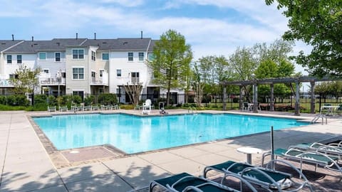 New Intown Waterfront Townhome wPool & Location Casa in Cambridge