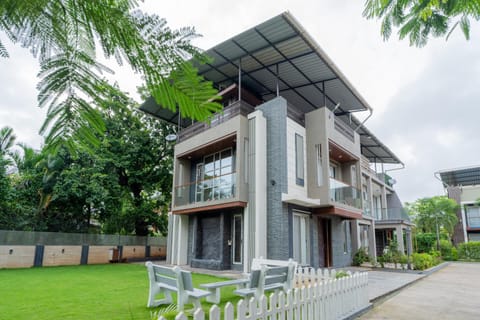 Property building, Spring, Day, Garden, View (from property/room), Balcony/Terrace, Garden view