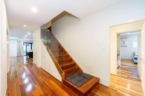 Spacious 5BR 3BA Home w Parking and Yard in Sunnybank Apartment in Brisbane