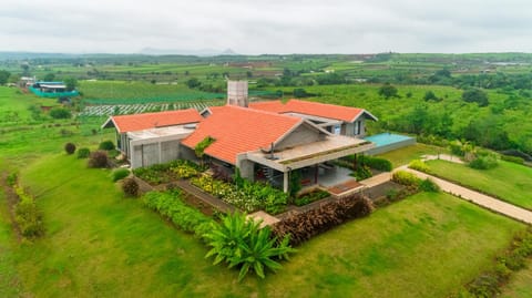 Property building, Spring, Natural landscape, Garden, Balcony/Terrace, Garden view, Swimming pool