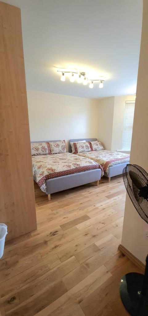 London Luxury 3 bedroom large apartment, aircon, free parking, station 4 mins walk Apartment in Ilford