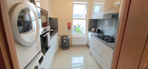 London Luxury 3 bedroom large apartment, aircon, free parking, station 4 mins walk Apartment in Ilford