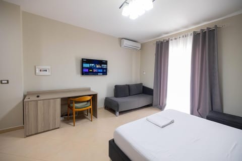 Bed, TV and multimedia, Photo of the whole room, Bedroom, towels, air conditioner