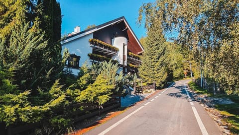 Property building, Spring, Day, Neighbourhood, Natural landscape, Garden, Street view