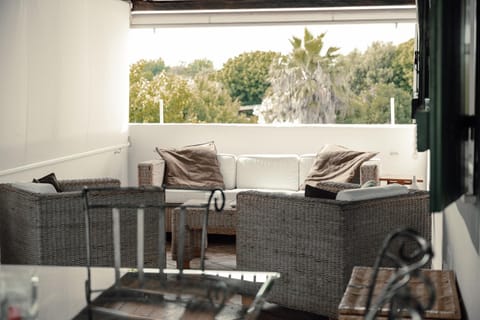 Day, Balcony/Terrace, Living room, Seating area, Dining area