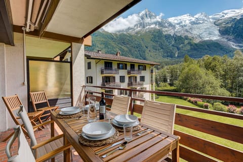 Property building, Day, Natural landscape, View (from property/room), Balcony/Terrace, Dining area, Mountain view