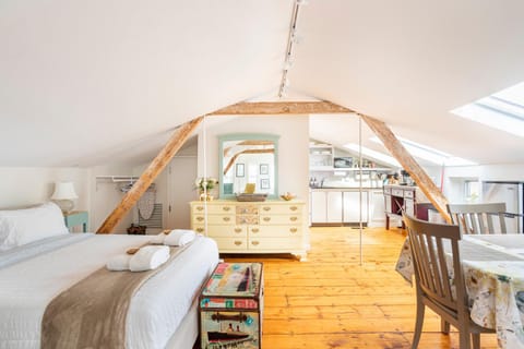 Bed, Photo of the whole room, Dining area