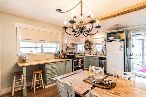 Kitchen or kitchenette, Dining area