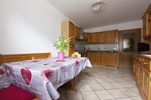 TV and multimedia, Kitchen or kitchenette, Living room, Photo of the whole room, Dining area, Communal kitchen