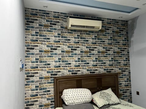 ROOM available House in Lahore