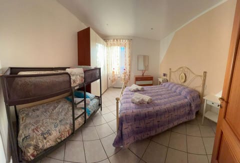 Bedroom, bunk bed