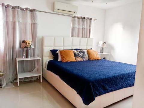 Bed, Photo of the whole room, Bedroom, air conditioner