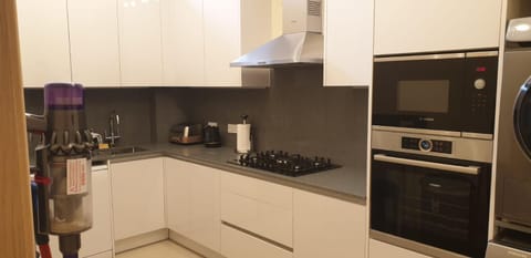 London Luxury 3 bedroom flat, 2 bathrooms, Living Room, free parking, 4 mins to station, garden Apartment in Ilford