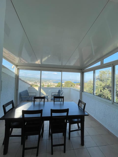 Haut de villa avec vue mer et terrasse Apartment in La Ciotat