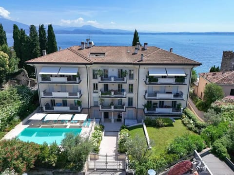 Property building, Day, Bird's eye view, Lake view, Pool view, Swimming pool, sunbed