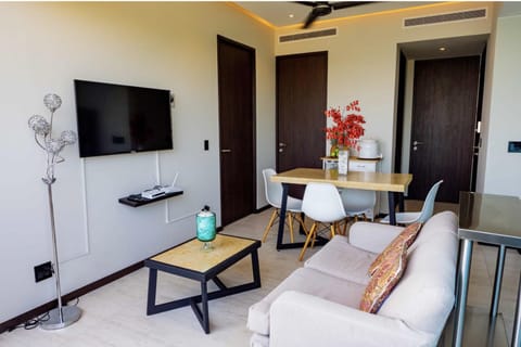 Communal lounge/ TV room, TV and multimedia, Living room, Seating area, air conditioner