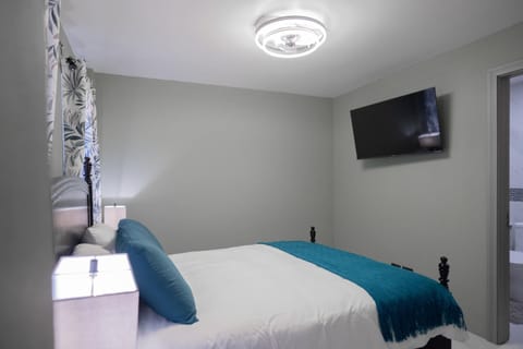 Bed, TV and multimedia, Bedroom