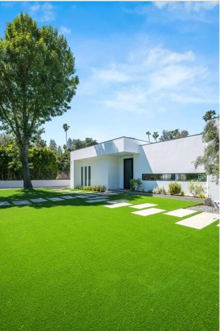 Woodland Hills Modern Dribble Den Haus in Tarzana