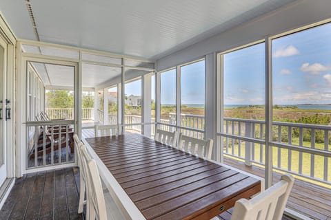 Waterfront Harkers Island Home with Shared Boat Ramp Casa in Harkers Island