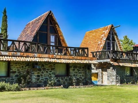 Property building, Day, Garden, Garden view, Landmark view