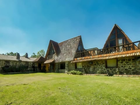 Property building, Day, Garden, Garden view, Landmark view