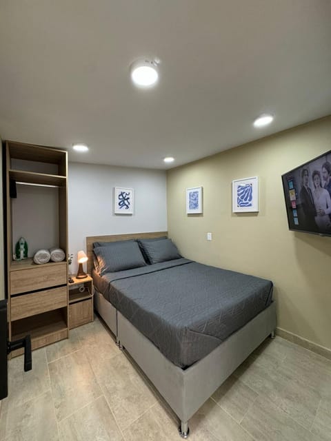 Bed, TV and multimedia, Bedroom