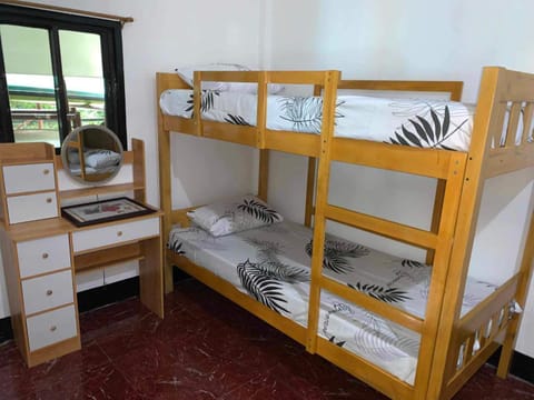 Bedroom, bunk bed