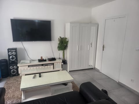 Nace Apartment in Aubervilliers