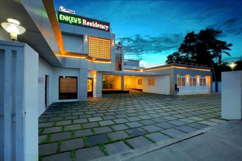 Property building, Facade/entrance, Night