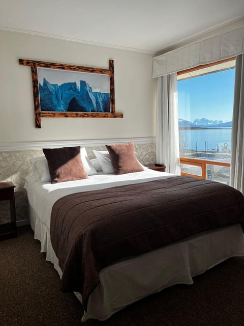 Bed, Natural landscape, Photo of the whole room, Bedroom, Sea view