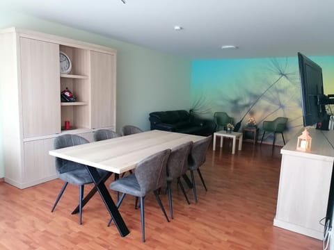 Seating area, Dining area