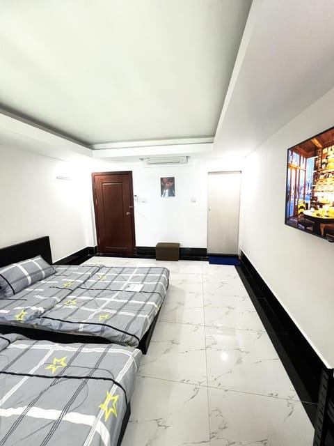 Bed, TV and multimedia, Bedroom