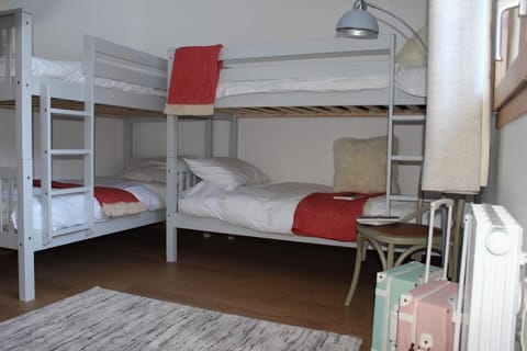 Bedroom, bunk bed