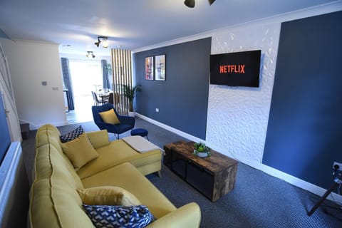 Communal lounge/ TV room, TV and multimedia, Living room, Seating area, Evening entertainment