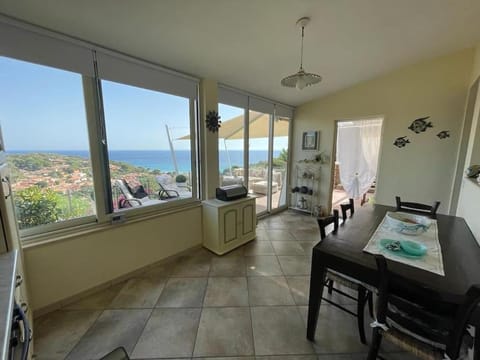 View (from property/room), Balcony/Terrace, Dining area, Sea view