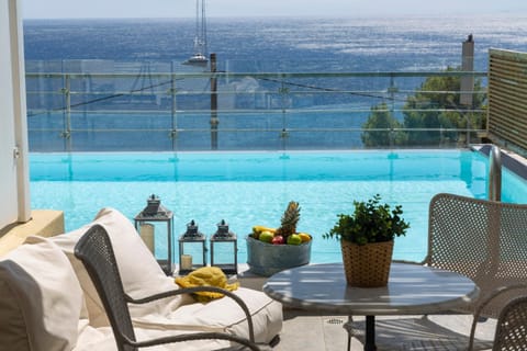 Balcony/Terrace, Sea view, Swimming pool