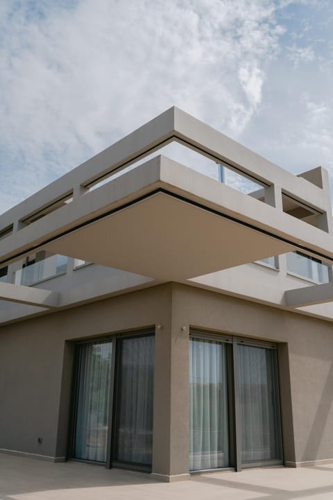 Property building, Day, Balcony/Terrace