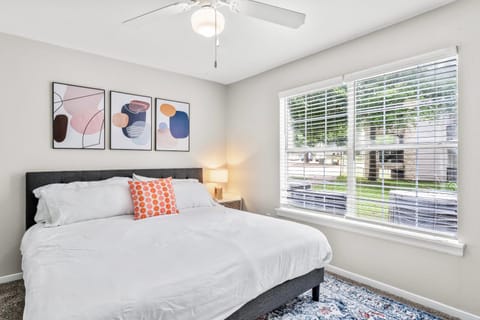 Spacious 2BR King Suites w Pool, Gym, Laundry - Close to Downtown Apartment in Montopolis