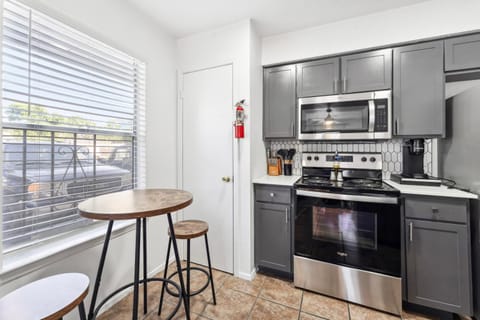 Prime East Downtown 1BR Cozy Suites Next to Bars and Restaurants Apartment in Austin