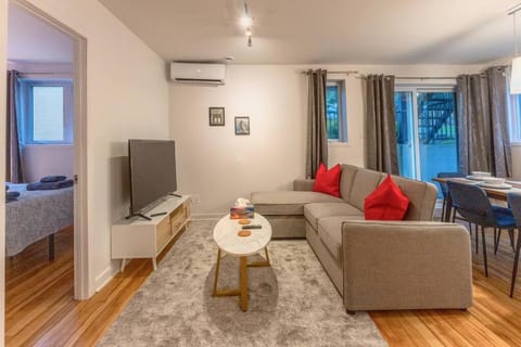 Communal lounge/ TV room, TV and multimedia, Living room, Seating area, Dining area, Evening entertainment, air conditioner