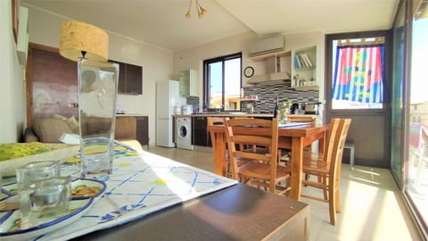 Kitchen or kitchenette, Dining area