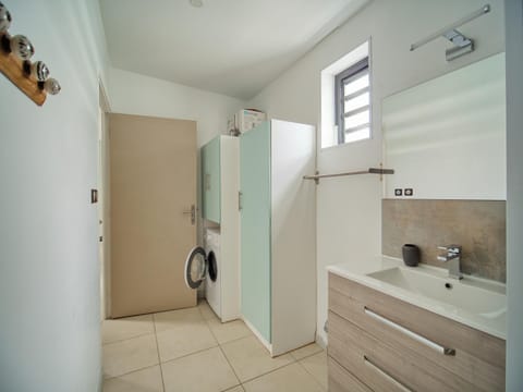 Bathroom, On site, towels, washing machine